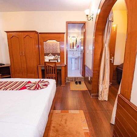 Hotel Crystal Palace Pokhara Bagian luar foto