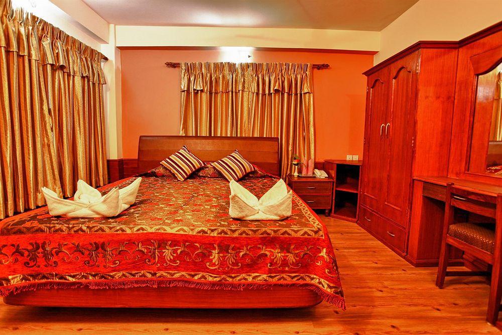 Hotel Crystal Palace Pokhara Bagian luar foto