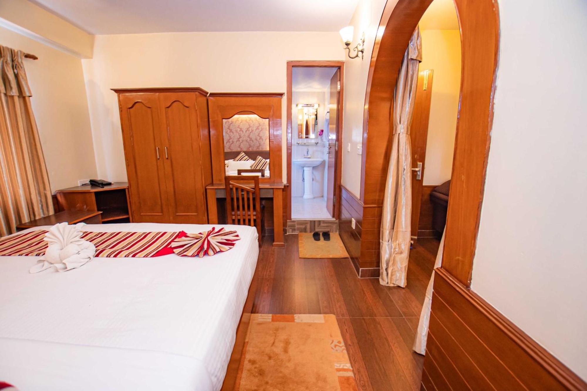 Hotel Crystal Palace Pokhara Bagian luar foto