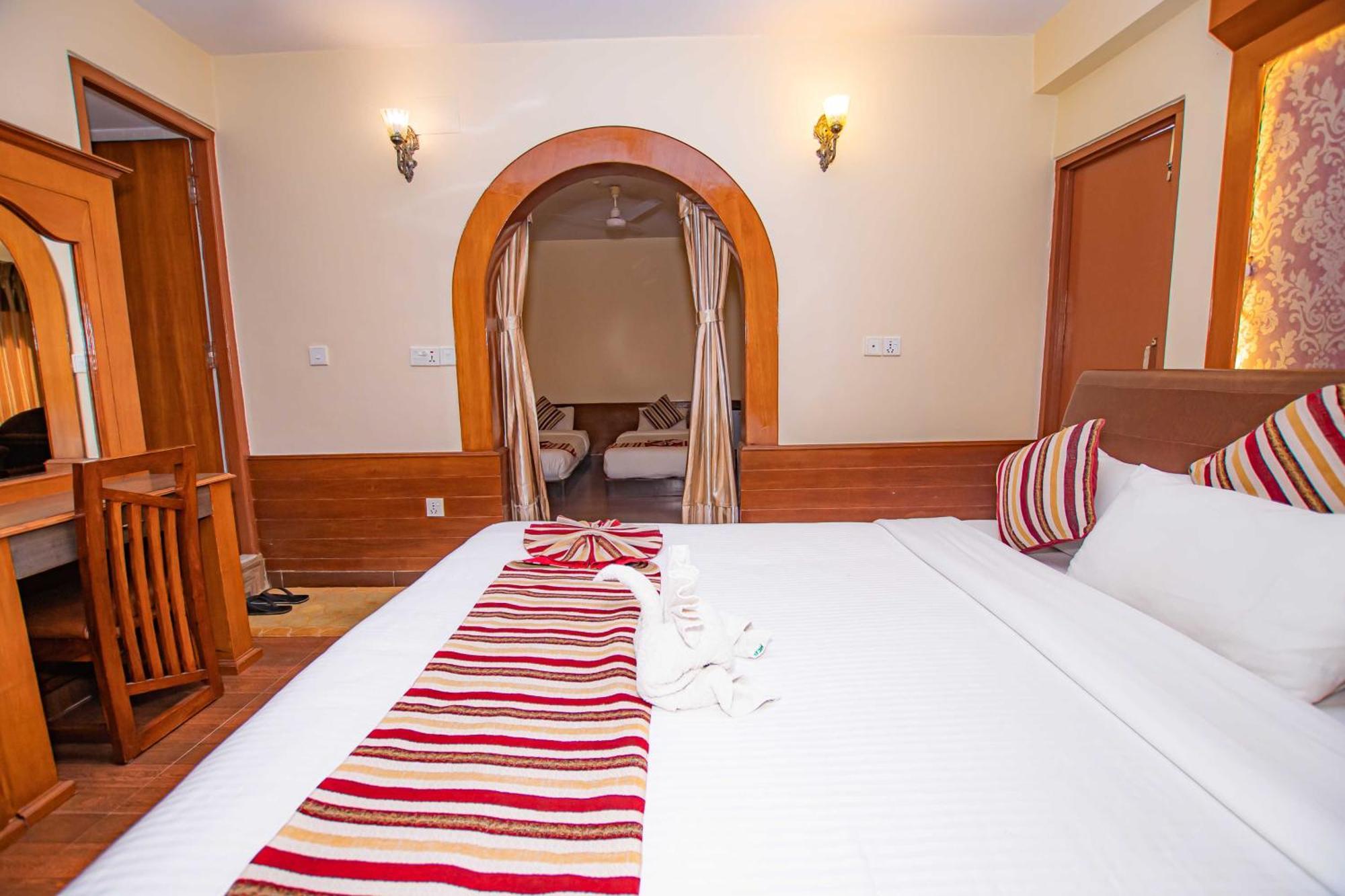 Hotel Crystal Palace Pokhara Bagian luar foto