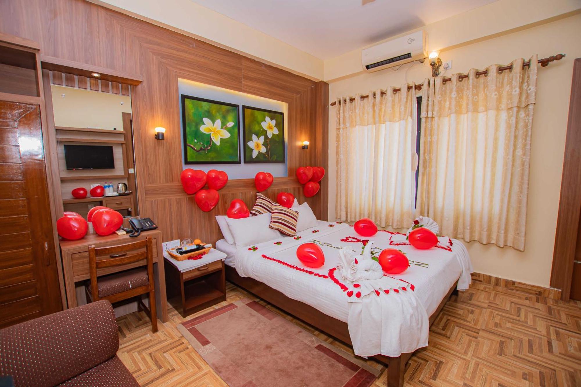 Hotel Crystal Palace Pokhara Bagian luar foto
