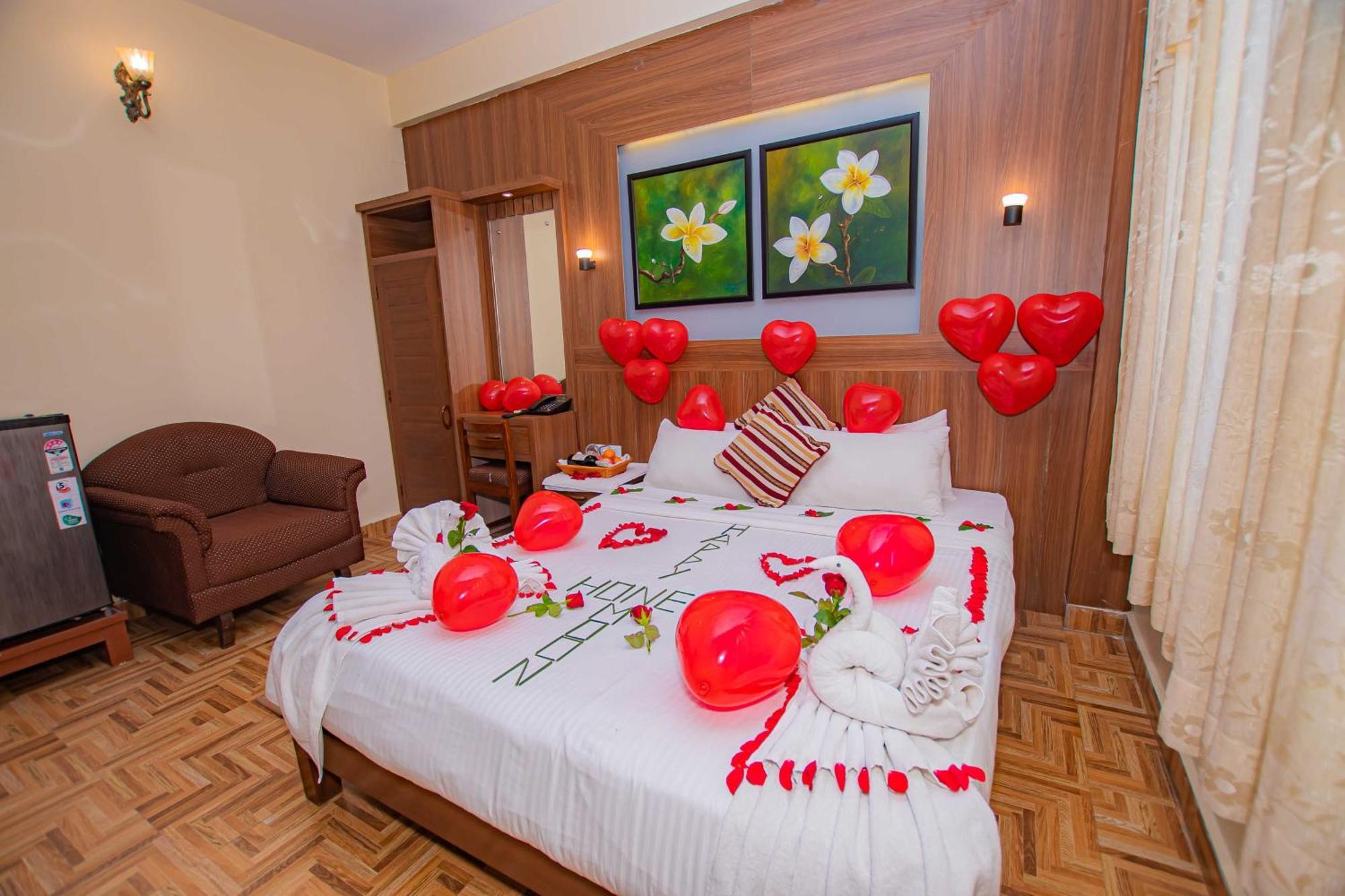 Hotel Crystal Palace Pokhara Bagian luar foto