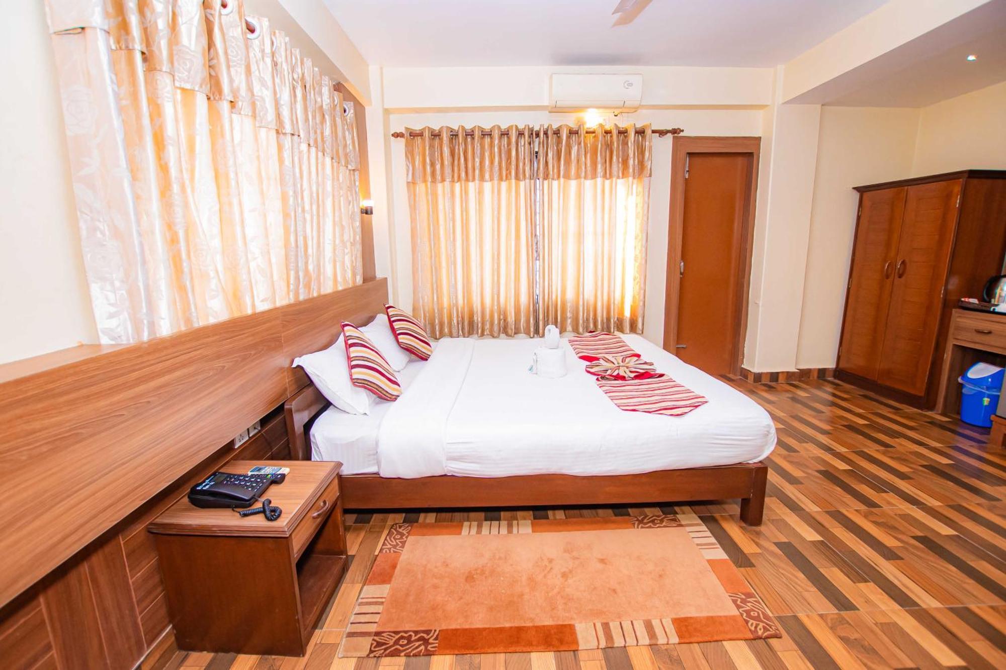 Hotel Crystal Palace Pokhara Bagian luar foto