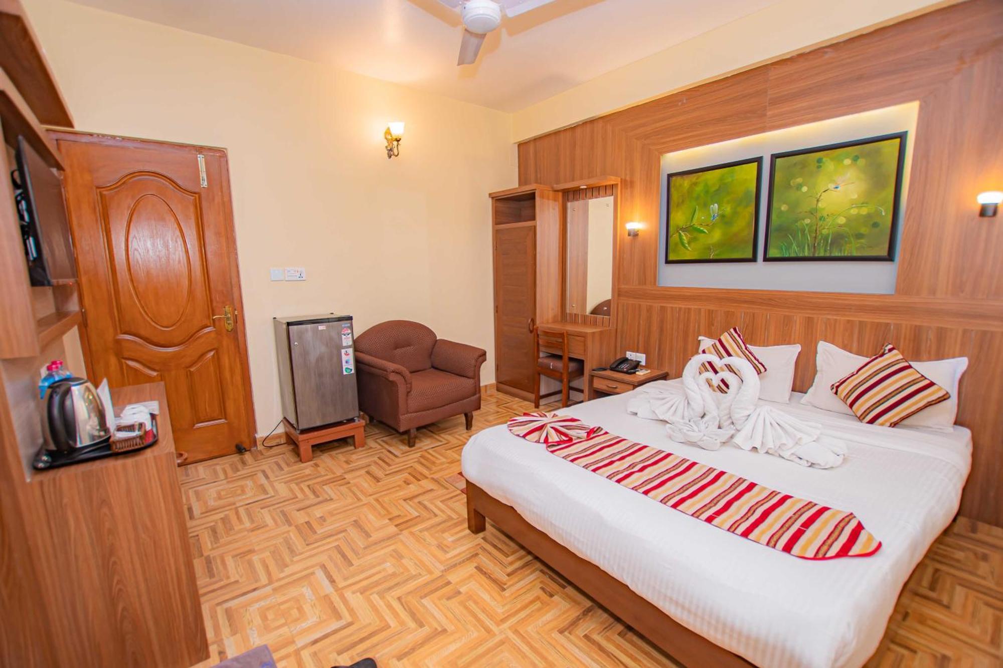 Hotel Crystal Palace Pokhara Bagian luar foto