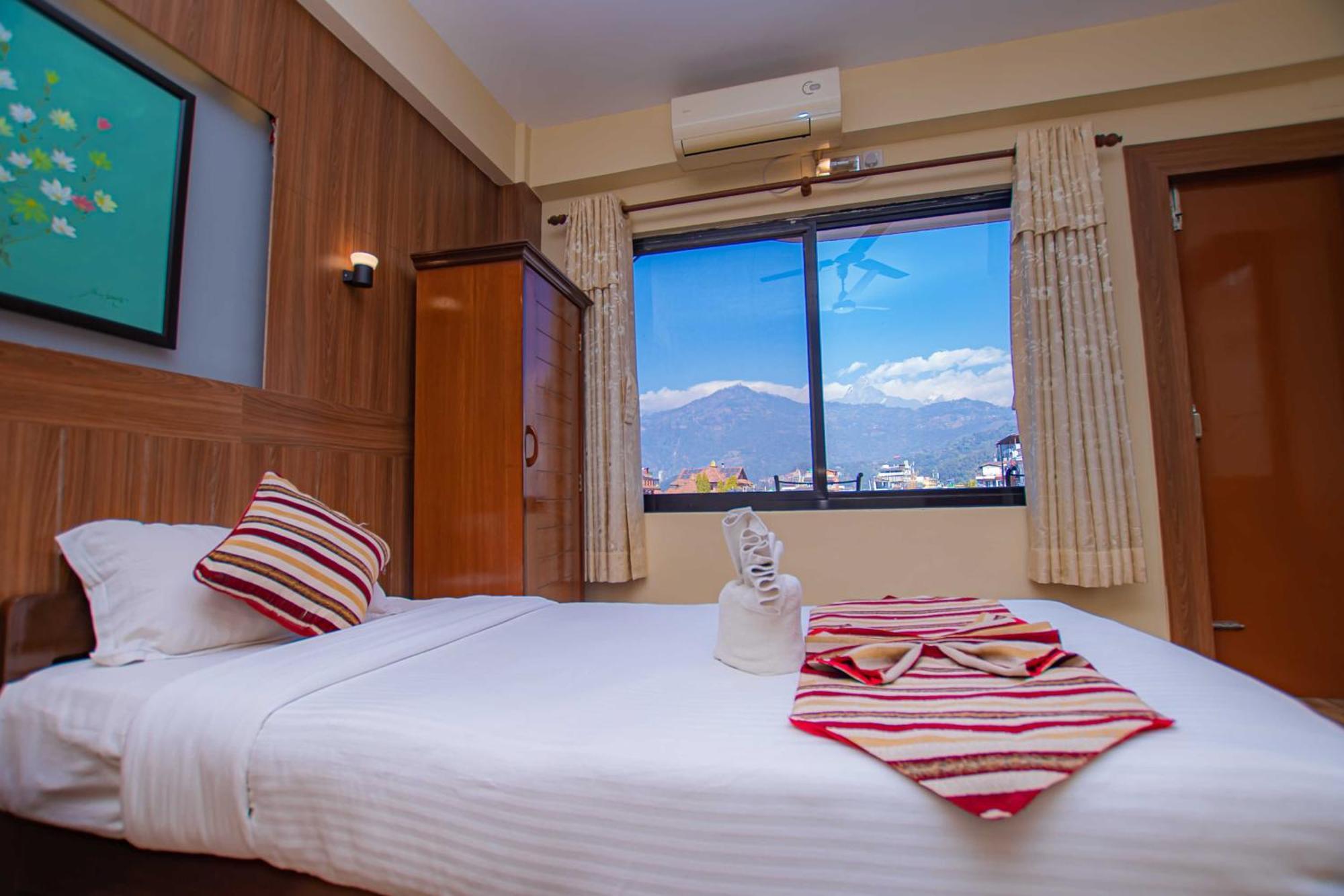 Hotel Crystal Palace Pokhara Bagian luar foto