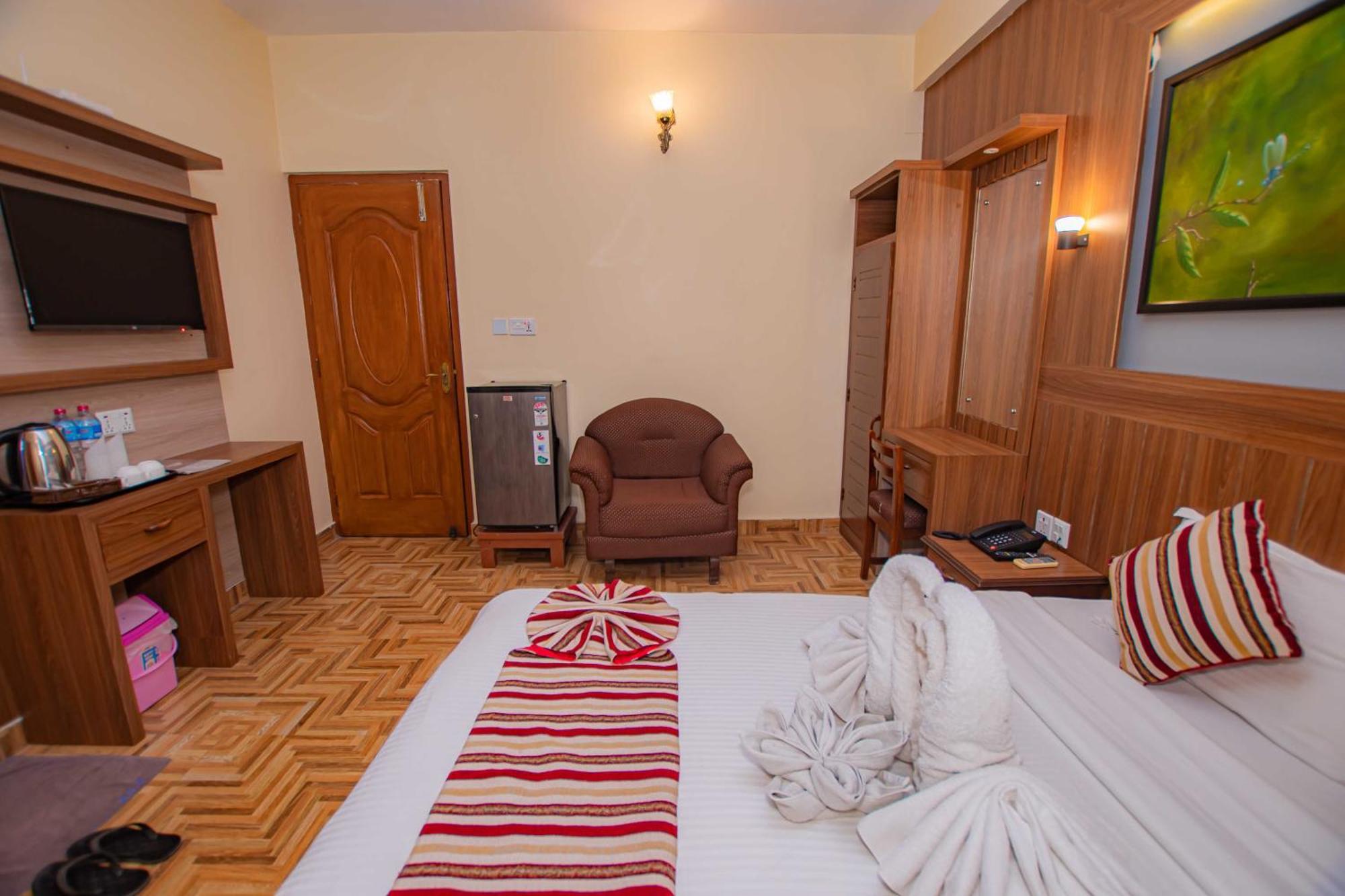 Hotel Crystal Palace Pokhara Bagian luar foto