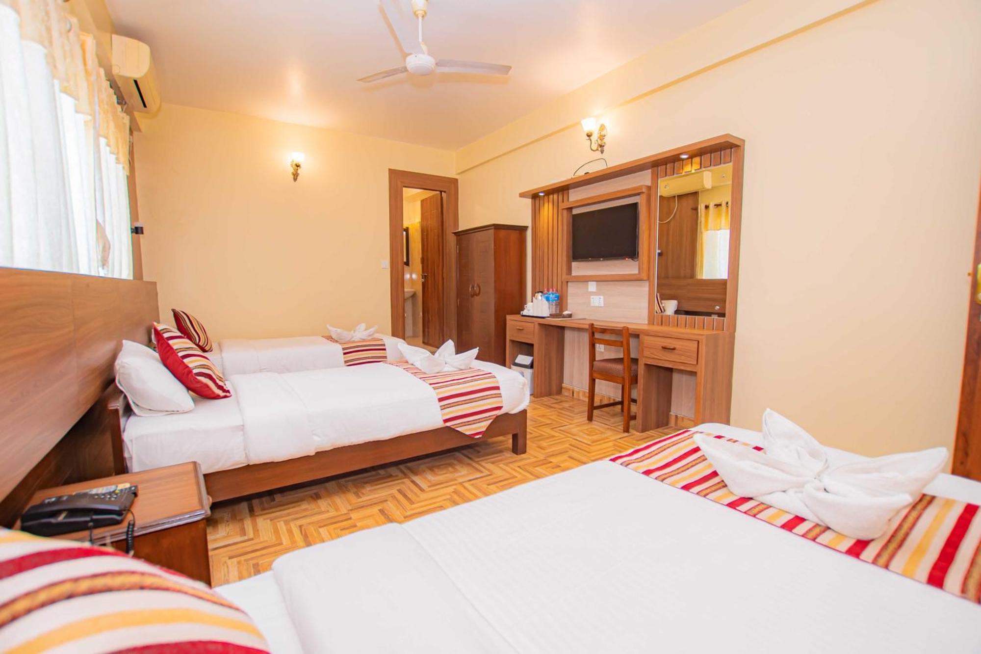 Hotel Crystal Palace Pokhara Bagian luar foto