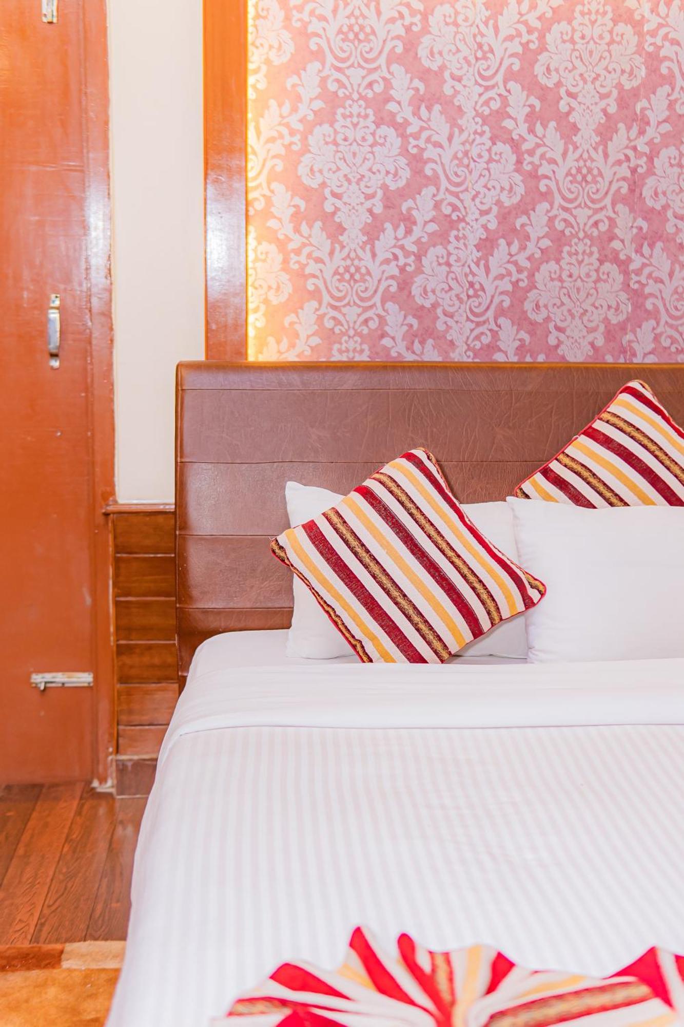 Hotel Crystal Palace Pokhara Bagian luar foto
