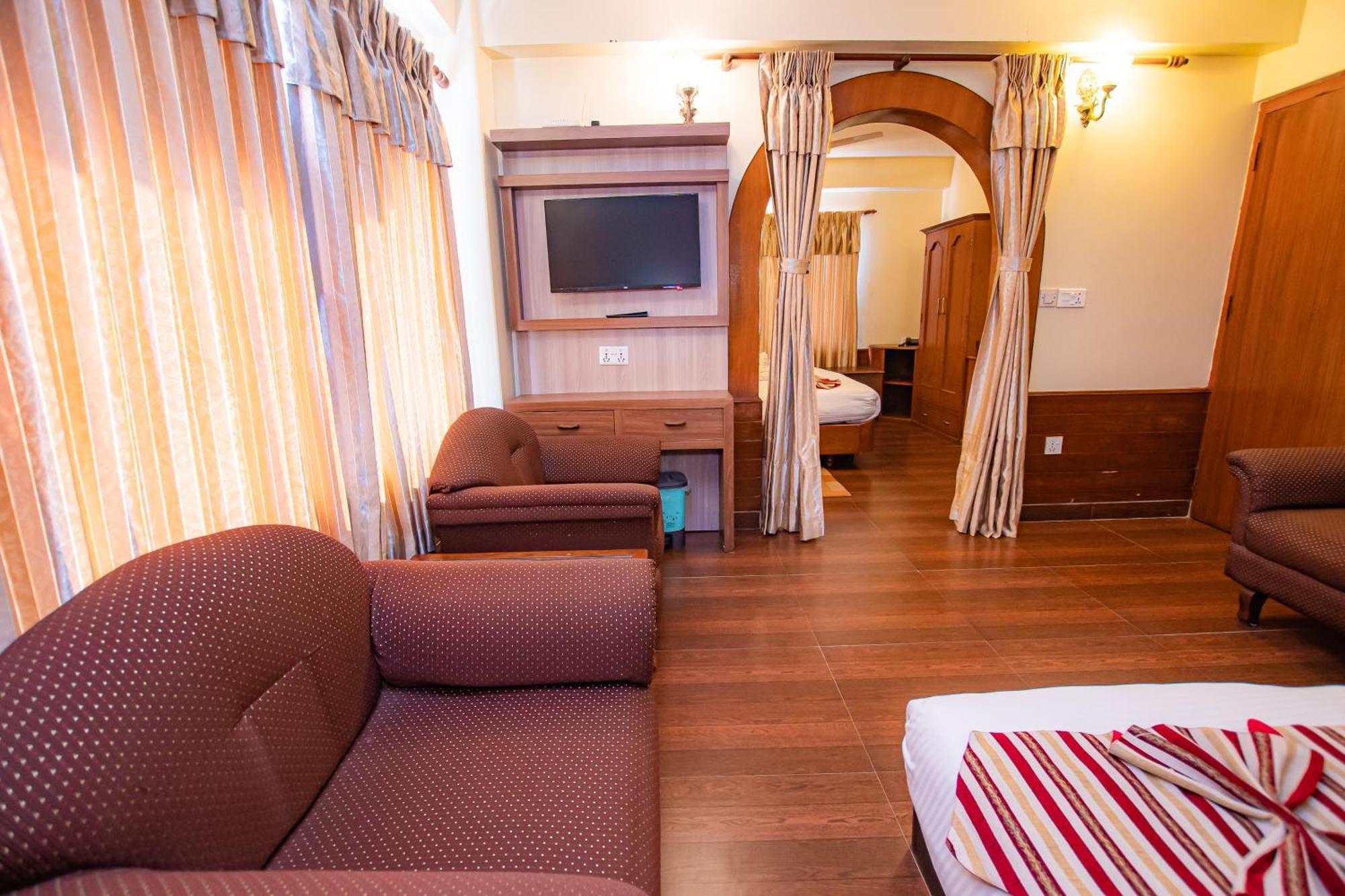 Hotel Crystal Palace Pokhara Bagian luar foto
