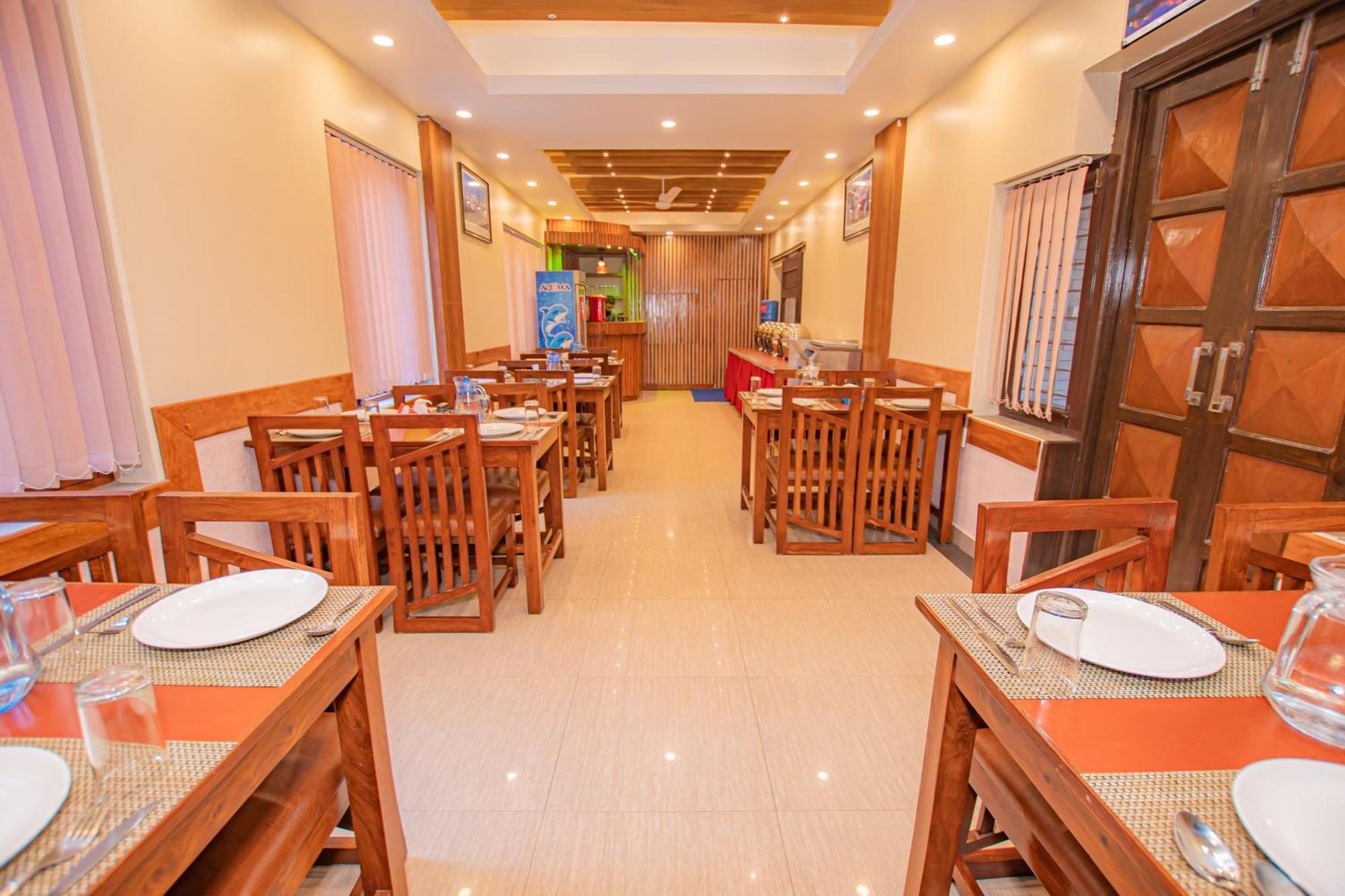 Hotel Crystal Palace Pokhara Bagian luar foto