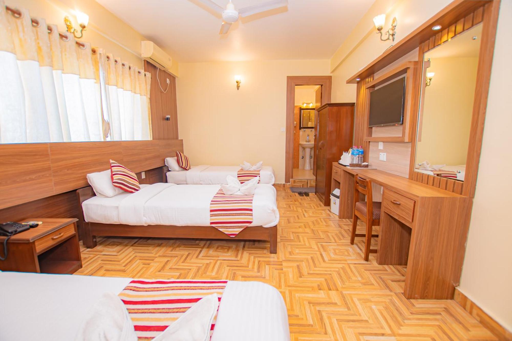 Hotel Crystal Palace Pokhara Bagian luar foto